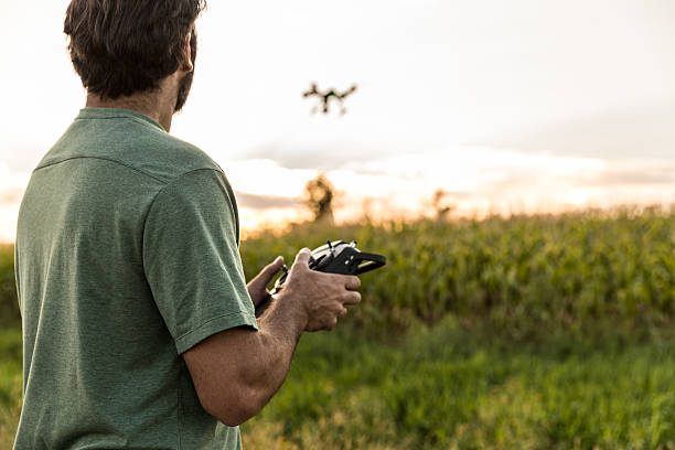 Man volando dron